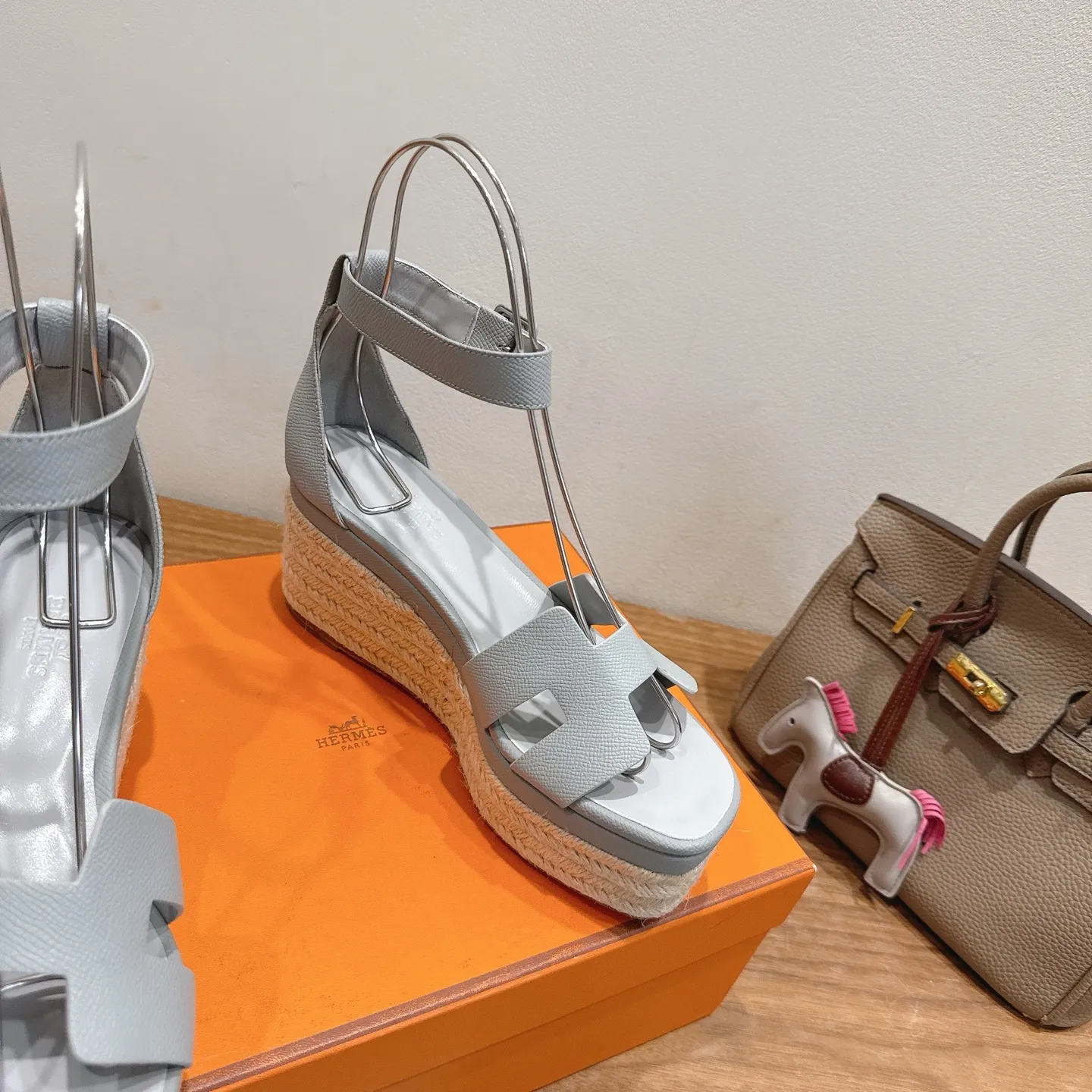👟👟Ex-factory price 720👟👟 Hermes... a Eclair 2025 new color + popular series, the version is super positive, with a certain thickness, which makes the legs longer! Breathable, comfortable calfskin, spring and summer color matching, this item is both beautiful and comfortable! Channel supply code size: 35-39 can be ordered as 40.41 with airplane box ➕20